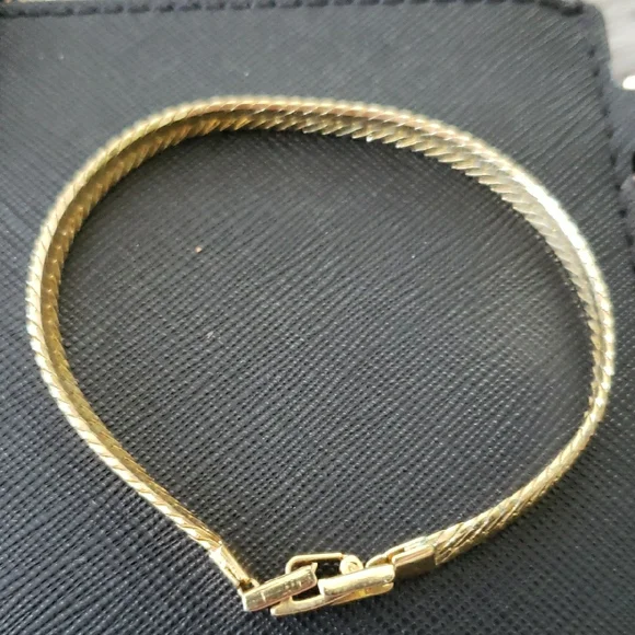 Elegant Gold Necklace and Bracelet Set - Picture 3 of 4